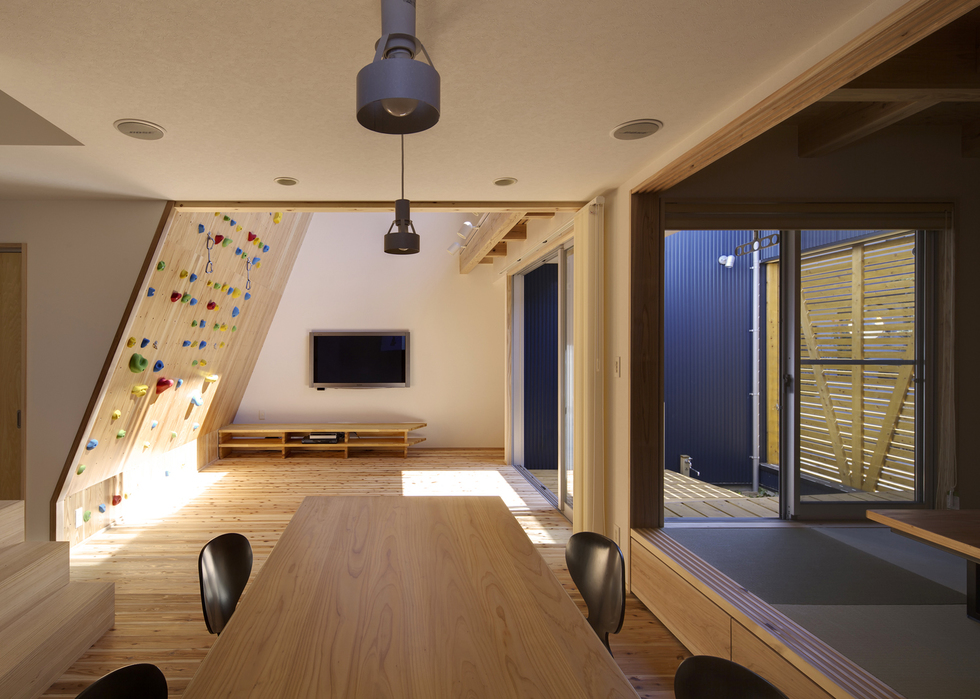 クライミングウォールの家のサムネイル